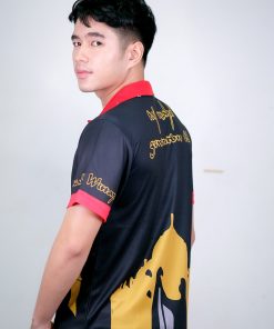 เสื้อโปโล สีดำ ขอบสีแดง สกรีน ลายสีทอง