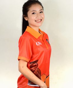เสื้อโปโลหญิง สีส้ม พิมพ์อักษรด้านหลัง