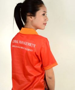 เสื้อโปโลหญิง สีส้ม พิมพ์อักษรด้านหลัง